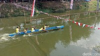 Rayakan HUT ke-81 RI, Warga Tulungagung Adu Dayung di Sungai Ngrowo