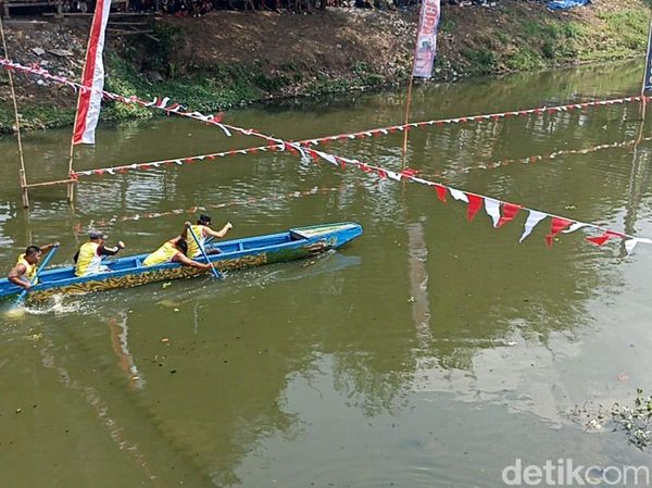 Rayakan HUT ke-81 RI, Warga Tulungagung Adu Dayung di Sungai Ngrowo