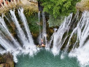 Aksi Ekstrem Lompat Air Terjun Pliva Semarakkan Musim Panas di Bosnia