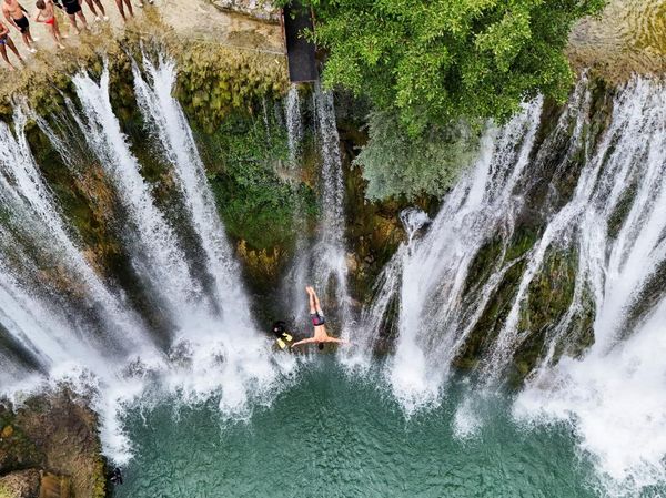 Aksi Ekstrem Lompat Air Terjun Pliva Semarakkan Musim Panas di Bosnia