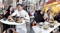 Anisa Rahma dan Suami Kulineran di Madinah, Cicip Makanan Indonesia