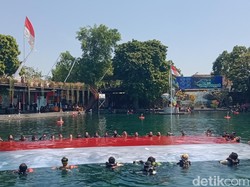 Unik! 3 Penyelam Jadi Paskibra di Dasar Umbul Ponggok Klaten