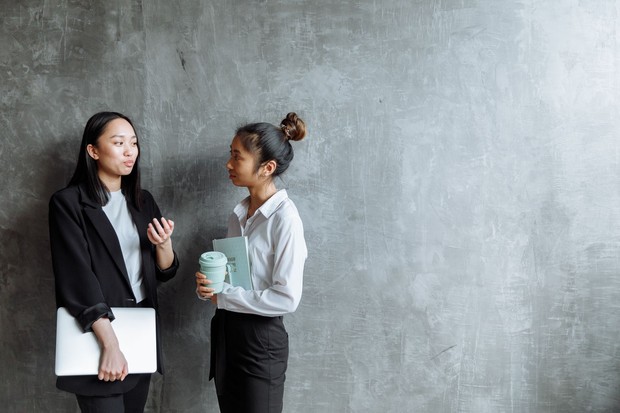 Berbagi kehidupan pribadi, hal yang tidak boleh diceritakan ke rekan kerja/Foto: Pexels.com/Thirdman Oversharing di kantor mengenai kehidupan pribadi dapat mengurangi privasi dan meningkatkan risiko informasi menjadi bahan gosip.