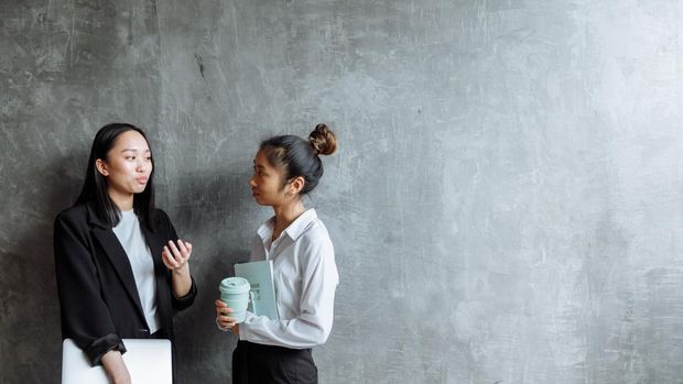 Berbagi kehidupan pribadi, hal yang tidak boleh diceritakan ke rekan kerja/Foto: Pexels.com/Thirdman Oversharing di kantor mengenai kehidupan pribadi dapat mengurangi privasi dan meningkatkan risiko informasi menjadi bahan gosip.
