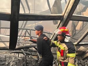 Brimob Polda Metro Bantu Tangani Kebakaran Gudang di Kosambi