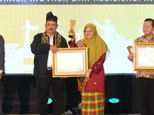 Peduli Petani Sawit, Bupati Siak Afni Terima SIEXPO Award 2026 dari Menteri PPN