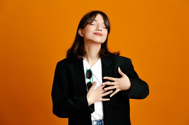 Cara menjadi lebih menarik dapat dimulai dengan menghargai nilai diri, bukan hanya memperhatikan penampilan fisik. Kepribadian, kepedulian, bakat, dan etos kerja turut membentuk kualitas seseorang. Memiliki self-love juga dapat membantu meningkatkan kepercayaan diri dan ketahanan dalam menghadapi stres.