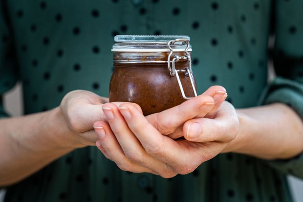 Cara menyimpan makanan yang tepat dapat membantu mempertahankan tekstur selai kacang alami. Menempatkan toples dalam posisi terbalik membuat minyak lebih tersebar dan selai lebih mudah diaduk. Pastikan tutupnya rapat agar tidak terjadi kebocoran.