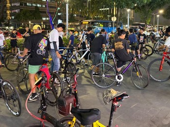 Malam Ketika Pesepeda Menuntut Ruang