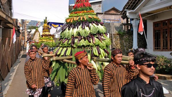 Kirab Hasil Bumi Warnai Festival Lembutan di Lereng Gunung Sindoro