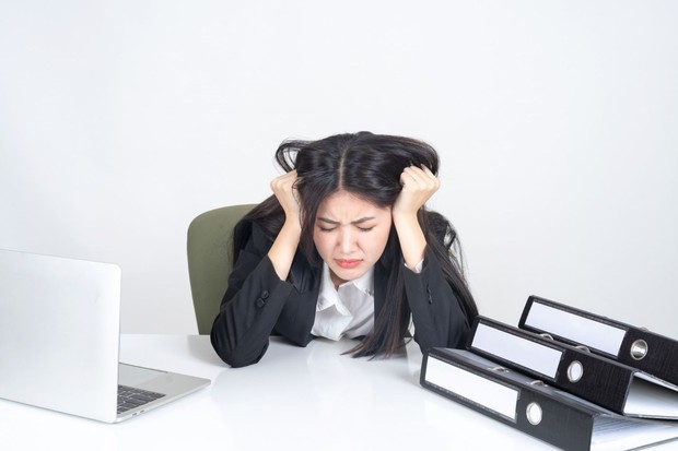 Melampiaskan frustrasi, hal yang tidak boleh diceritakan ke rekan kerja/Foto: Magnific.com/jcomp Oversharing di kantor saat melampiaskan frustrasi berisiko membuat keluhan berubah menjadi gosip yang merusak hubungan kerja.