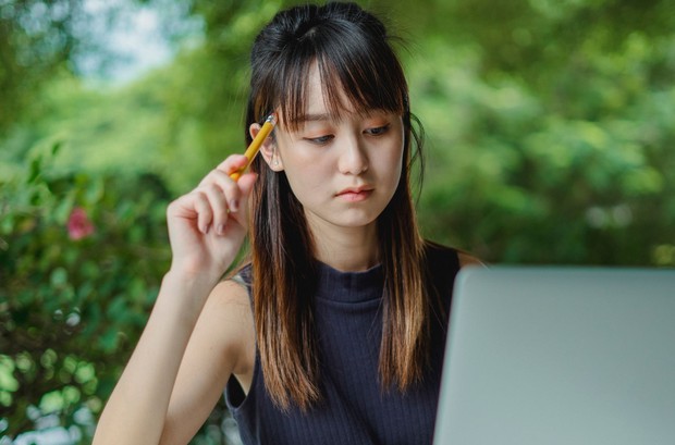 Cara melakukan friction-maxxing berikutnya dengan mencoba berpikir dan mencari solusi sendiri terlebih dahulu sebelum menyerahkan tugas kognitif kepada teknologi.