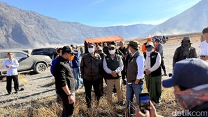 Momen Menhut Raja Juli Memantau Kebakaran Bromo