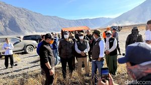 Momen Menhut Raja Juli Memantau Kebakaran Bromo