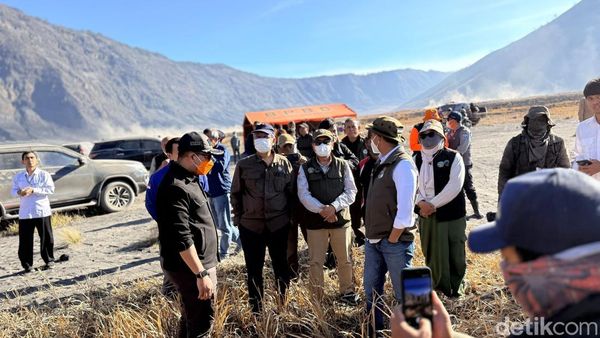 Momen Menhut Raja Juli Memantau Kebakaran Bromo