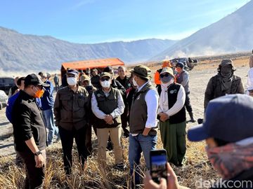 Momen Menhut Raja Juli Memantau Kebakaran Bromo