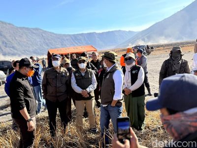 Momen Menhut Raja Juli Memantau Kebakaran Bromo