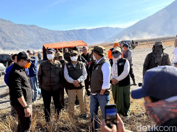 Momen Menhut Raja Juli Memantau Kebakaran Bromo