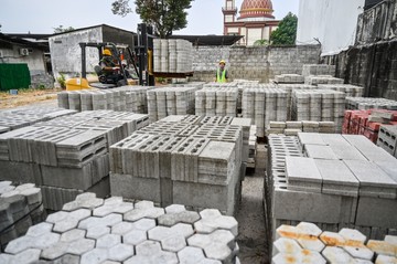 Menyulap Sampah Plastik Menjadi Paving Blok