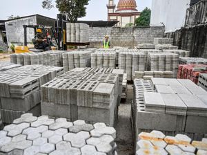 Menyulap Sampah Plastik Menjadi Paving Blok
