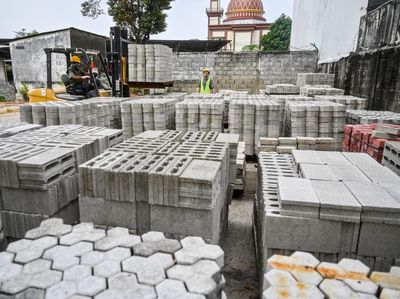 Menyulap Sampah Plastik Menjadi Paving Blok
