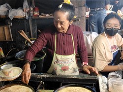 Ada Sejak 1983, Terang Bulan Jadul di Pasar Beringkit Laris Diburu Pembeli