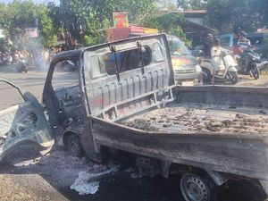Pikap Ludes Terbakar Usai Seruduk Truk di Cluwak Pati