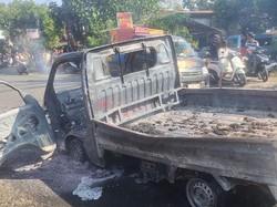 Pikap Ludes Terbakar Usai Seruduk Truk di Cluwak Pati