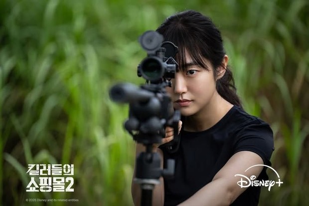 Potret Kim Hye Jun dalam drama 'A Shop for Killers 2'/ Foto: instagram.com/disneypluskr Kim Hye Jun meningkatkan segala keterampilan keamanan dalam posisi barunya sebagai direktur pusat perbelanjaan Murthehelp yang resmi dimulai di musim kedua 'A Shop for Killers'.