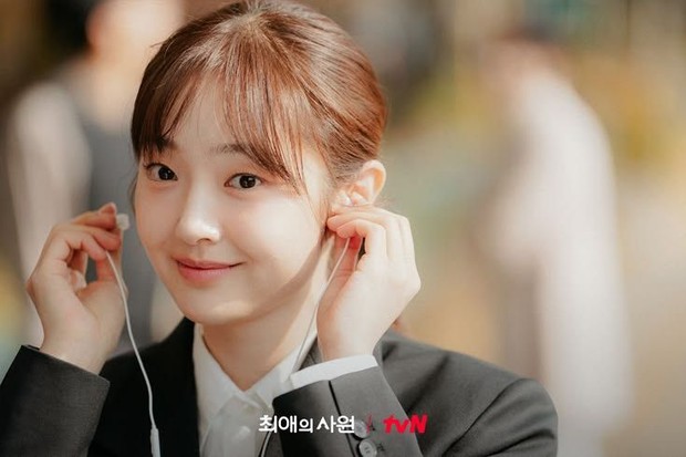 Potret Kim Hye Jun dalam drama 'My Bias, My Boss' Kim Hye Jun terlibat dalam romansa kantor yang menghadapkannya terhadap relasi idola favorit dan direktur tempatnya bekerja dalam drama 'My Bias, My Boss'.