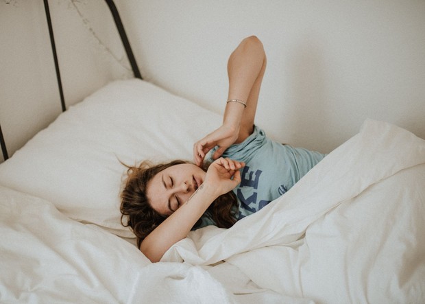 Rutinitas malam yang tenang dapat membantu meningkatkan kualitas tidur dan membuat suasana hati lebih baik saat bangun pagi.