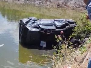 Mobil Dikendarai Pasutri Terjun ke Empang di Barru
