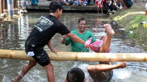 Serunya Lomba Pukul Bantal Sambut HUT ke-81 RI di Malang