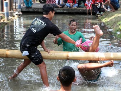 Serunya Lomba Pukul Bantal Sambut HUT ke-81 RI di Malang