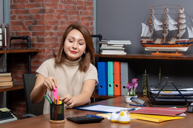 Sikap perempuan percaya diri tercermin dari cara mereka mengenali kelebihan dan kekurangan diri. Alih-alih terus meragukan kemampuan, mereka menjadikan kekurangan sebagai dorongan untuk belajar dan berkembang. Mereka juga tetap menghargai pengalaman serta kemampuan yang telah membantu menghadapi berbagai tantangan.