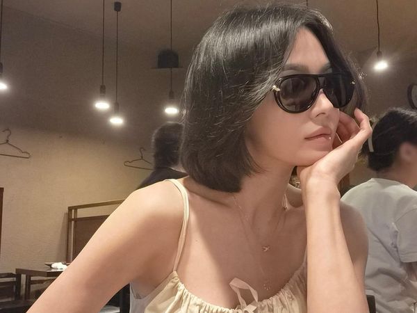 Bikin Salfok! Ini 6 Aksesori Mewah Song Hye Kyo Saat Liburan di Jepang