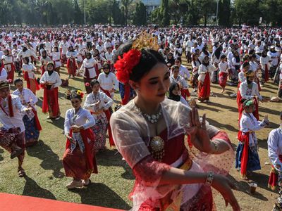 Tari Dug Dug Der Massal Warnai Perayaan HUT ke-81 RI di Semarang