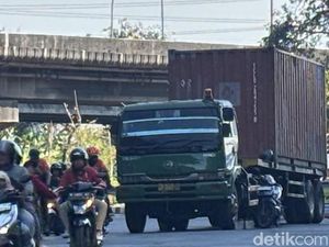 Waspada Ada Truk Mogok di Tengah Jalan Bundaran Waru