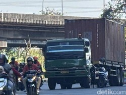 Waspada Ada Truk Mogok di Tengah Jalan Bundaran Waru