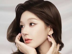 Cantiknya Zhao Lusi Jadi Brand Ambassador Perhiasan, Gaun Cut-Out Bikin Salfok