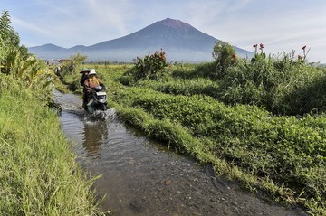Jalan Rusak Hambat Aktivitas Ekonomi Warga Desa Terpencil di Kerinci