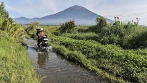 Jalan Rusak Hambat Aktivitas Ekonomi Warga Desa Terpencil di Kerinci