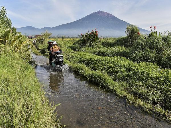 Jalan Rusak Hambat Aktivitas Ekonomi Warga Desa Terpencil di Kerinci