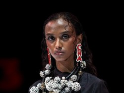 Kamu Nggak Bakal Nyangka Kalung Stylish Ini Terbuat dari Sisik Ikan