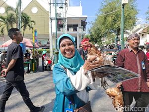 Protes Harga Telur Anjlok, Peternak DIY Bagi-bagi Ayam di Malioboro