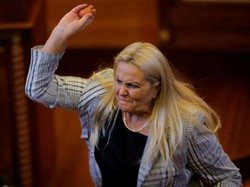 PM Kosovo Dilempar Telur Saat Sidang Parlemen, Pelaku Teriak Memalukan!
