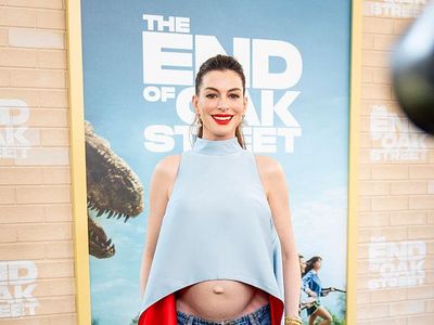 Foto: Gaya Berani Anne Hathaway Pamer Baby Bump di Karpet Merah