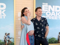 Anne Hathaway Tanggapi Rumor Pakai Perut Hamil Palsu di Karpet Merah