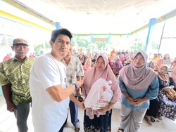 Waka Komisi II DPR Bahtra Serap Aspirasi-Bagikan Sembako di Kolaka Timur