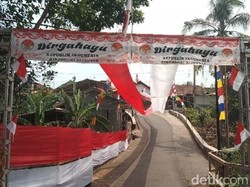 Semarak HUT RI, Desa Cieurih Majalengka Bentangkan Bendera 900 Meter